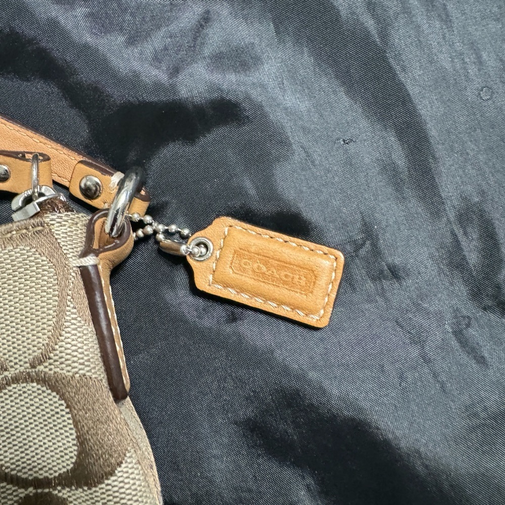 Classic Coach Wristlet pre owned in amazing shape for age​ - Picture 4 of 4